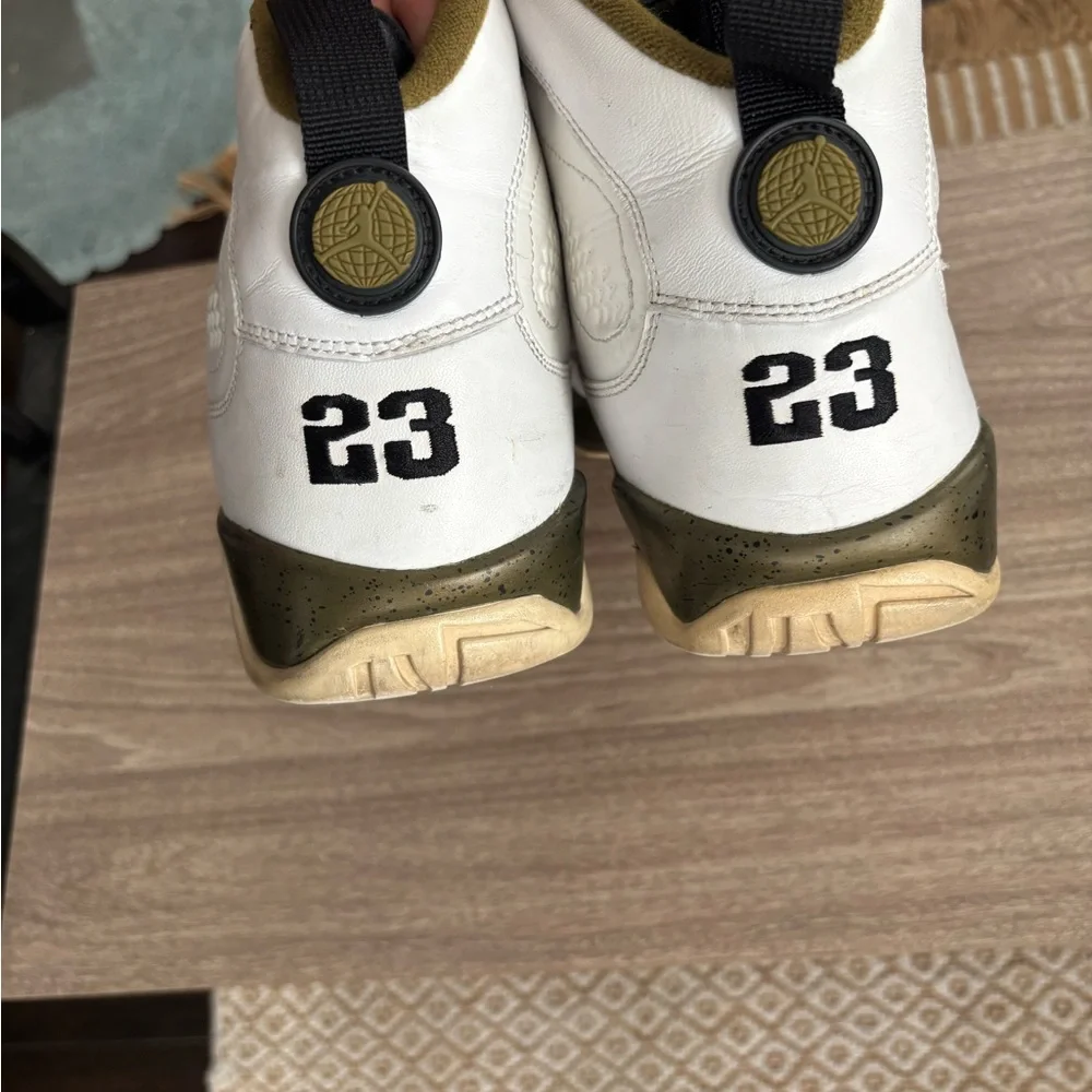 Air Jordan Black and Gold Sneakers size 11.5 - Picture 4 of 6